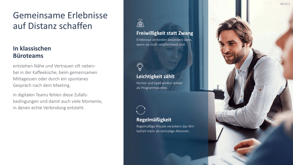Zwei Geschäftspersonen besprechen Präsentation.