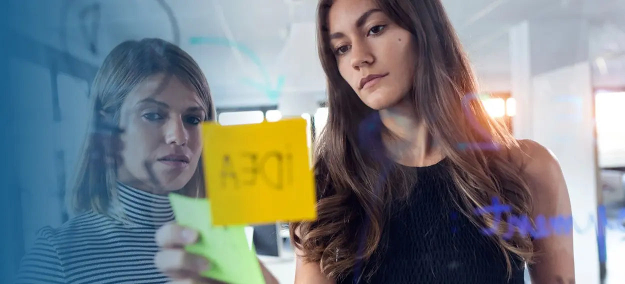 Zwei Frauen planen Business-Präsentation