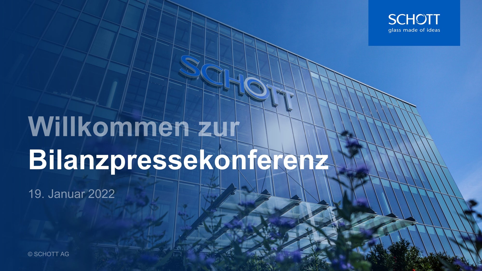 Moderne Firmenpräsentation mit Glasgebäude