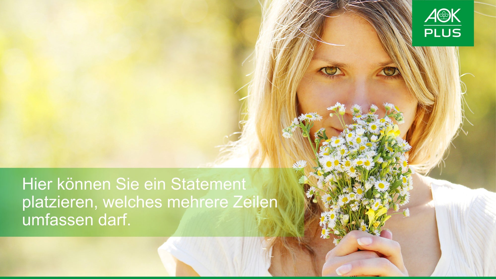 Frau hält Blumenstrauß, lächelt.