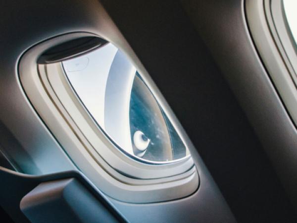 Flugzeugfenster mit Triebwerksansicht