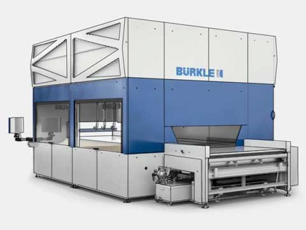 Industriemaschine in moderner Produktionshalle