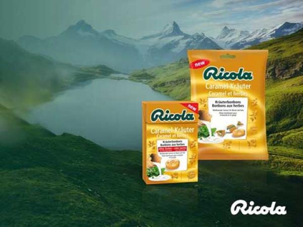 Zwei Ricola-Packungen vor Berglandschaft