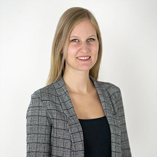Businessfrau im karierten Blazer lächelnd