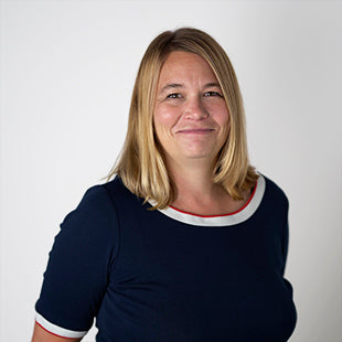 Frau lächelt, Business-Kontext, neutral