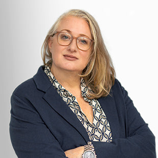 Businessfrau mit Brille und Blazer