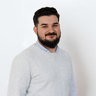Mann im Business-Outfit, neutraler Hintergrund