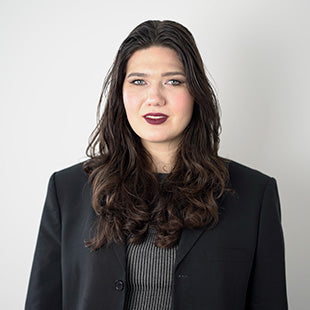 Businessfrau vor neutralem Hintergrund