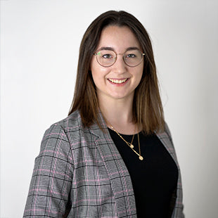 Businessfrau mit Brille und Blazer