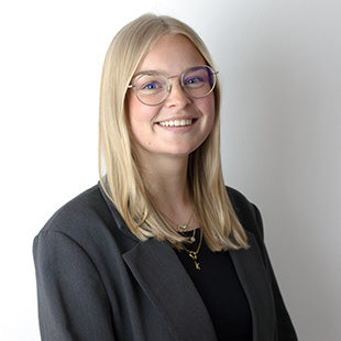 Junge Geschäftsfrau lächelt professionell