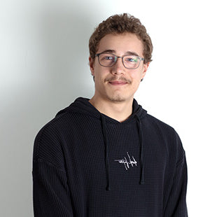 Junger Mann mit Brille lächelt