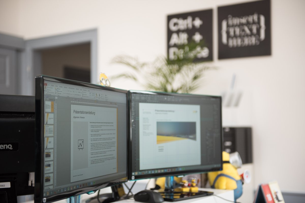 Zwei Monitore mit PowerPoint-Präsentation
