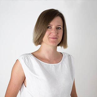 Businessfrau vor weißem Hintergrund